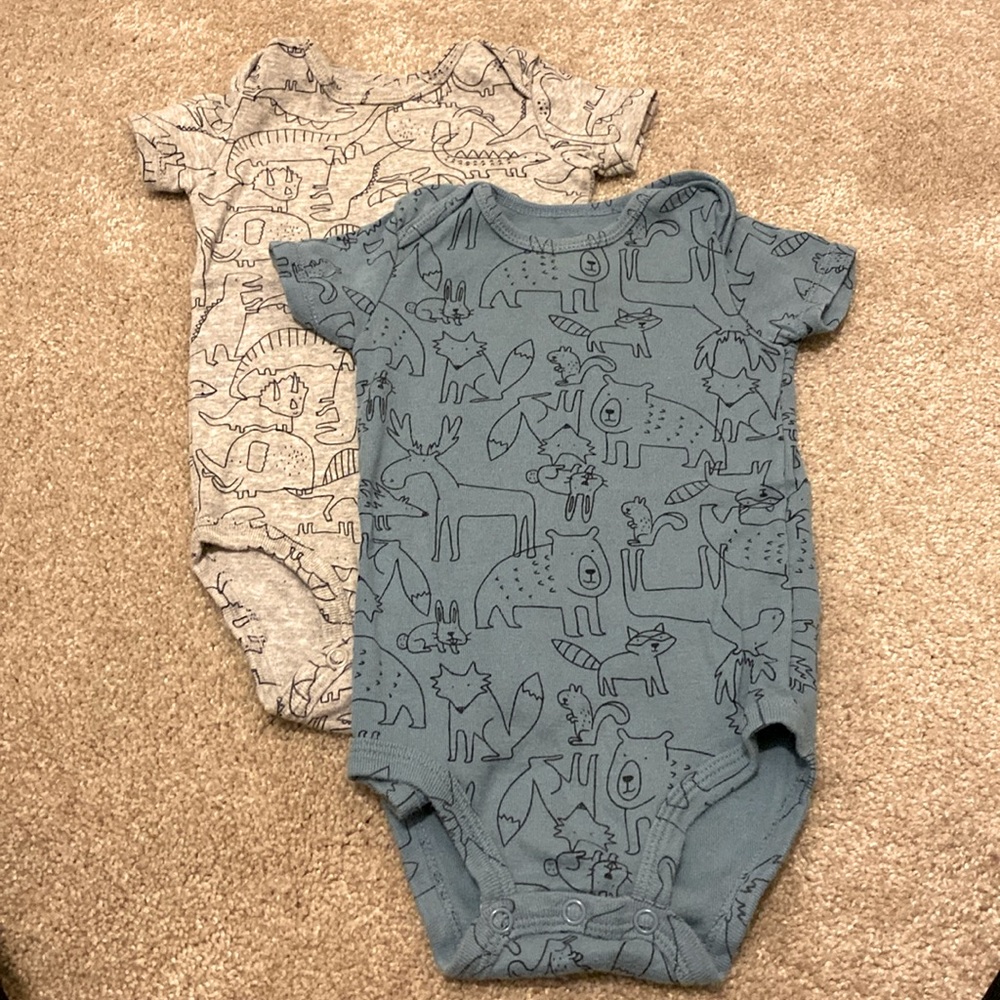2 pack short sleeved onesies. Size 9 M